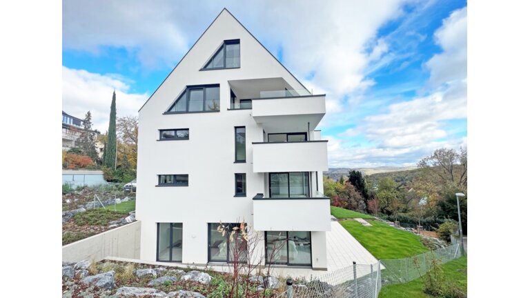 Modernes Mehrfamilienhaus mit mehreren Stockwerken und Ausblick ins Neckartal